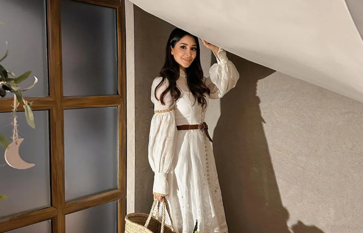 أسيل عمران بفستان محتشم باللون الأبيض