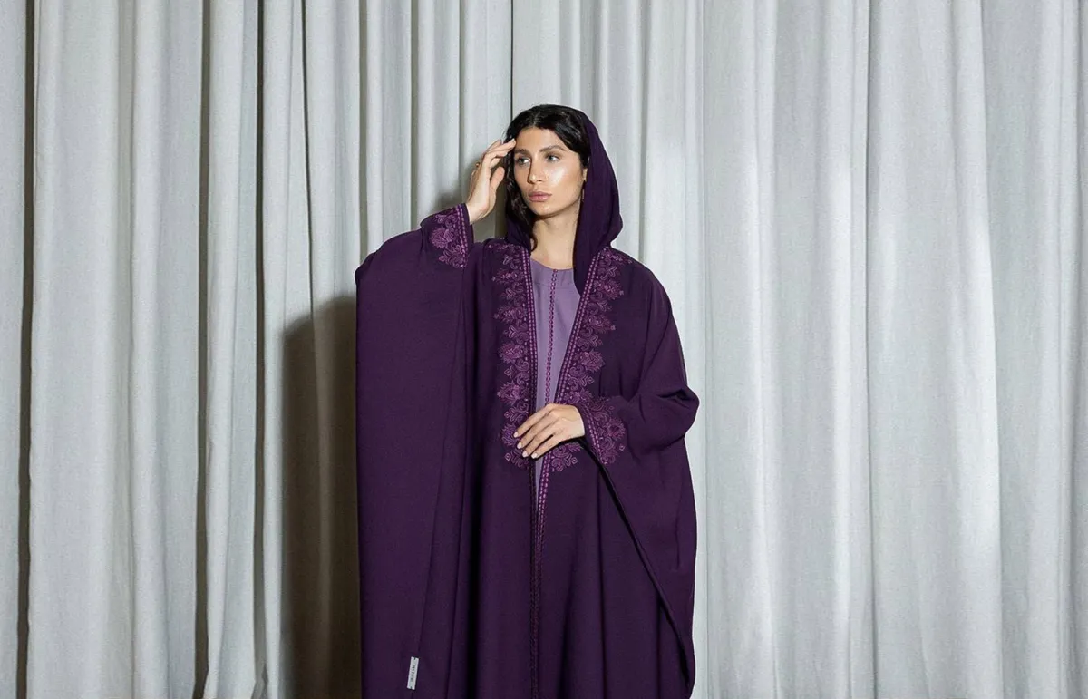 موديلات عبايات ملونة-الصورة من حساب المصممة DESIGNER FARAH على انستغرام 