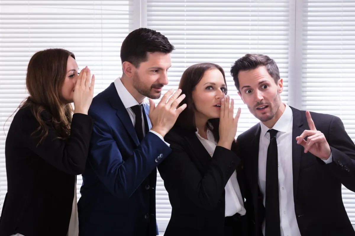 نشر الشائعات والنميمة سلوك غير مهني