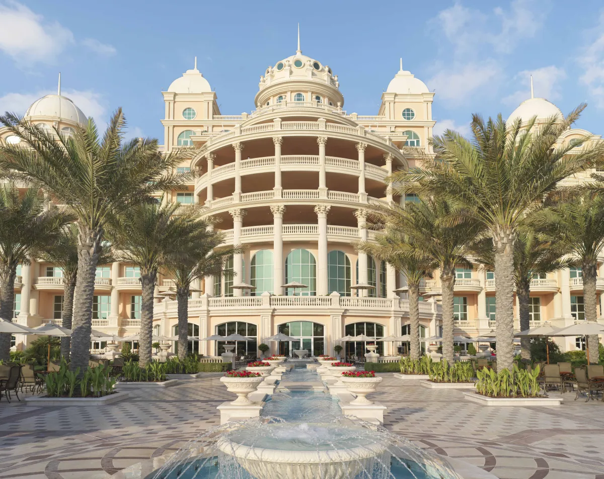 يقع فندق رافلز النخلة دبي على شاطئ جزيرة نخلة جميرا في منطقة الهلال الغربي