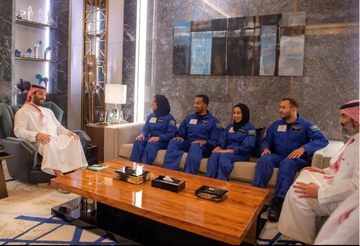 رئيس مجلس إدارة الهيئة السعودية للفضاء يهنئ القيادة بنجاح وصول ريانة برناوي وعلي القرني لمحطة الفضاء الدولية - الصورة من واس