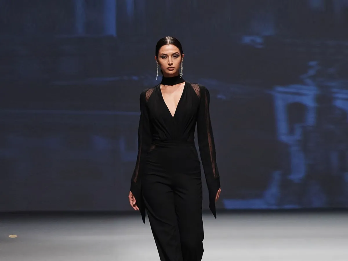 جمبسوت أسود من مايكل سينكو Michael Cinco