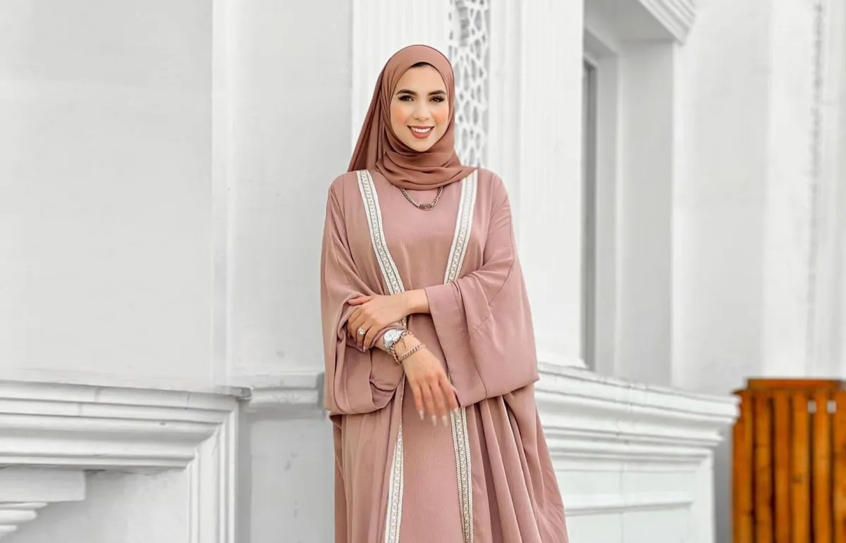 أمل عبد الحميد بإطلالة هادئة بالبشت