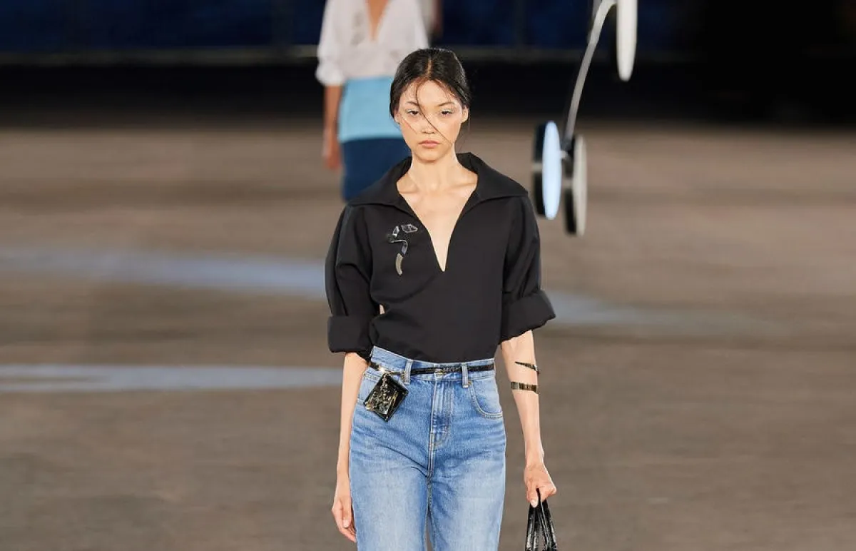 تنسيق اللون الأسود مع الجينز من توري بورش «Tory Burch»