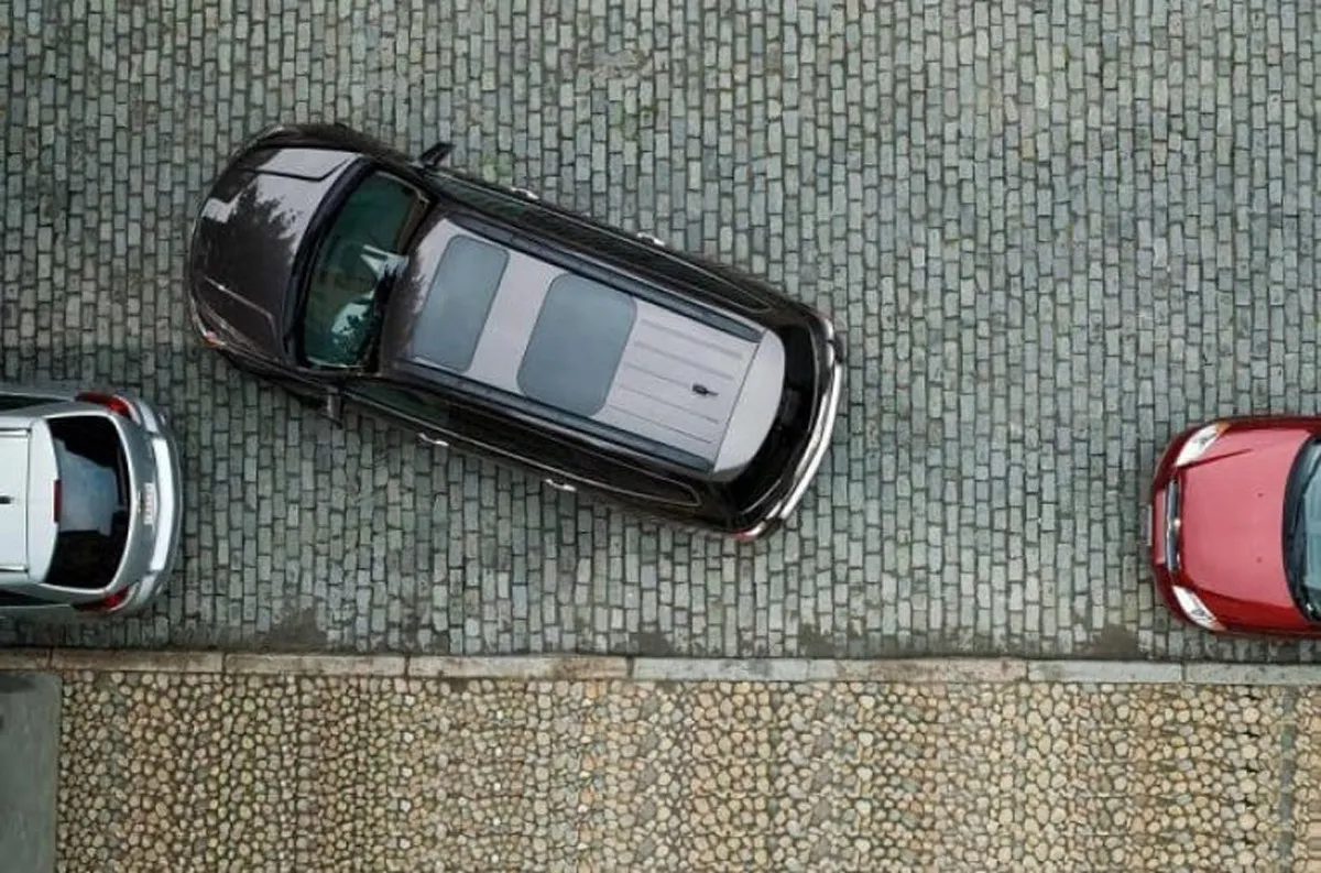 كيفية اصطفاف السيارة بين سيارتين