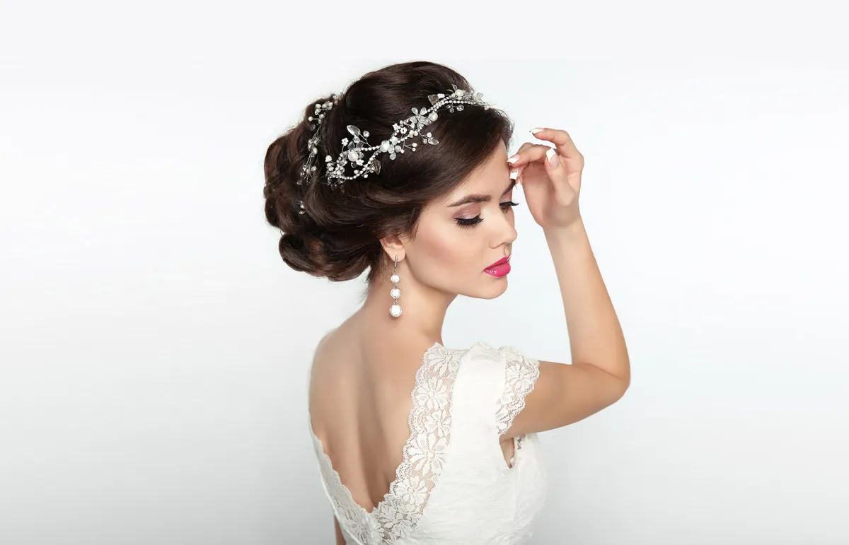 أجمل تسريحات شعر عروس 2024 مرفوعة ومنسدلة - Shutterstock