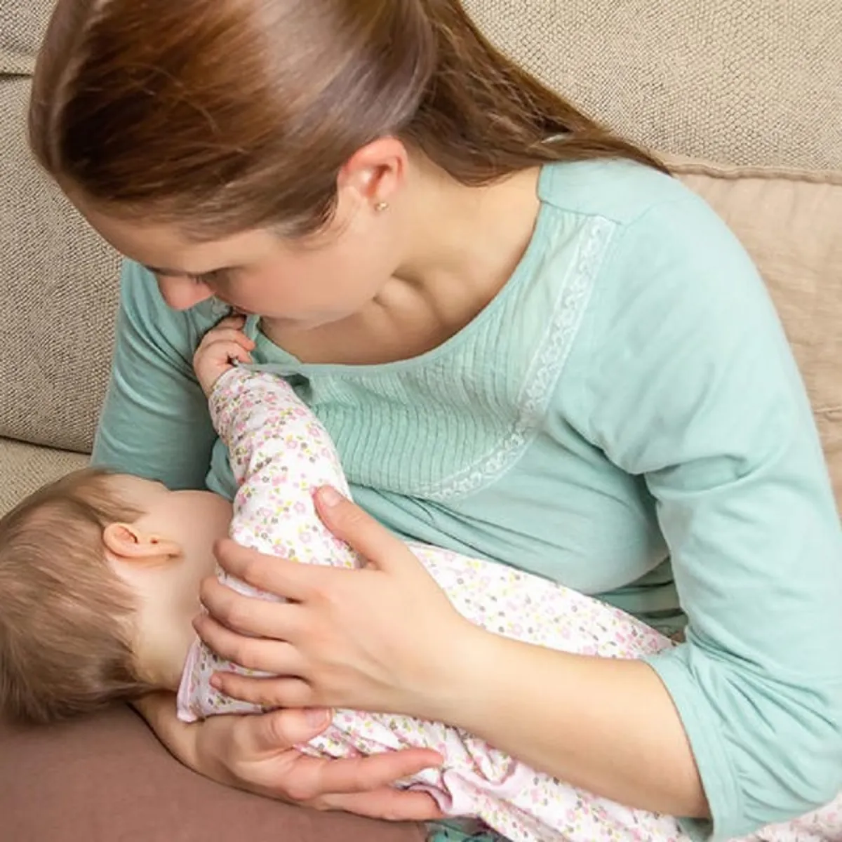 صورة لأم ترضع طفلها