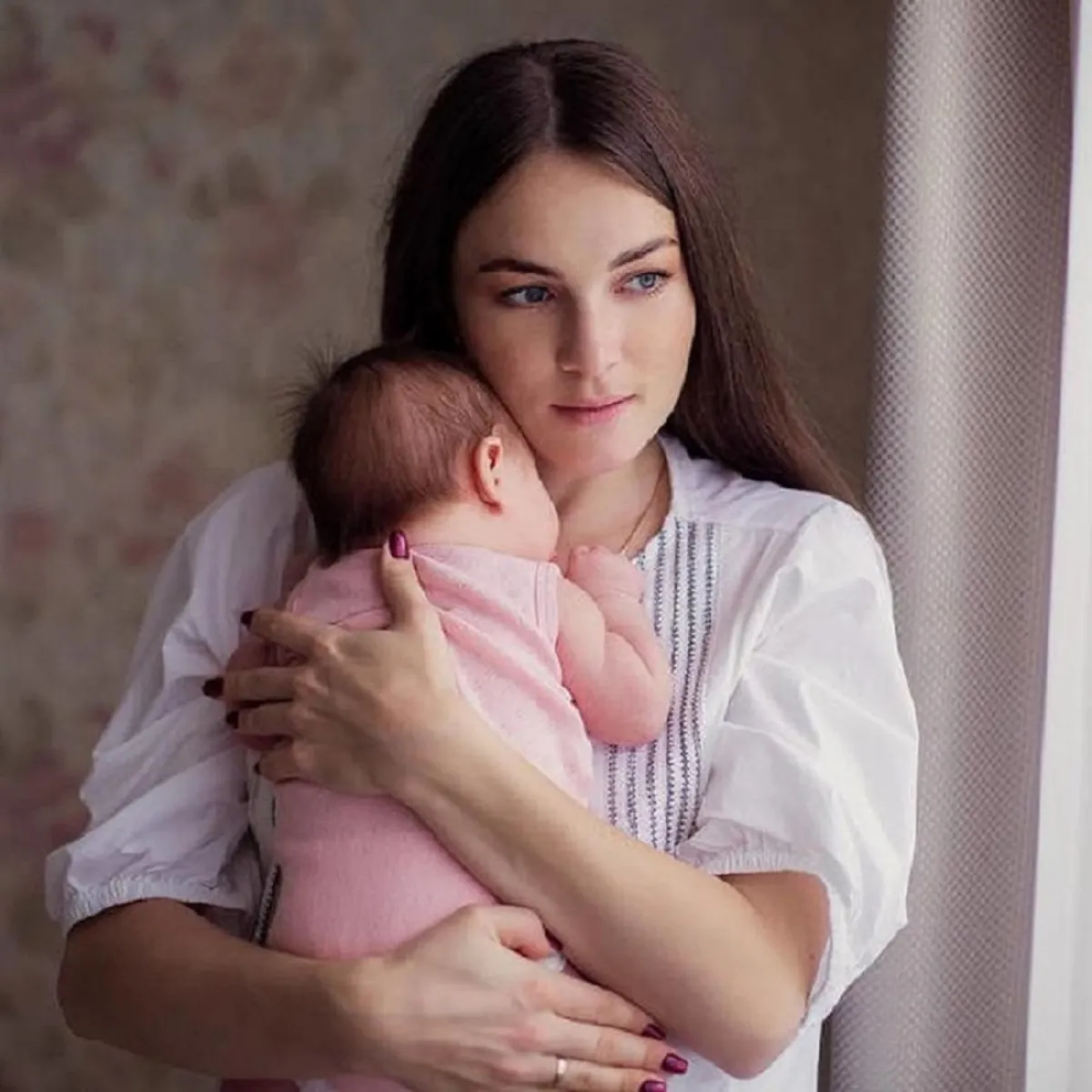 صورة لأم ترضع طفلها