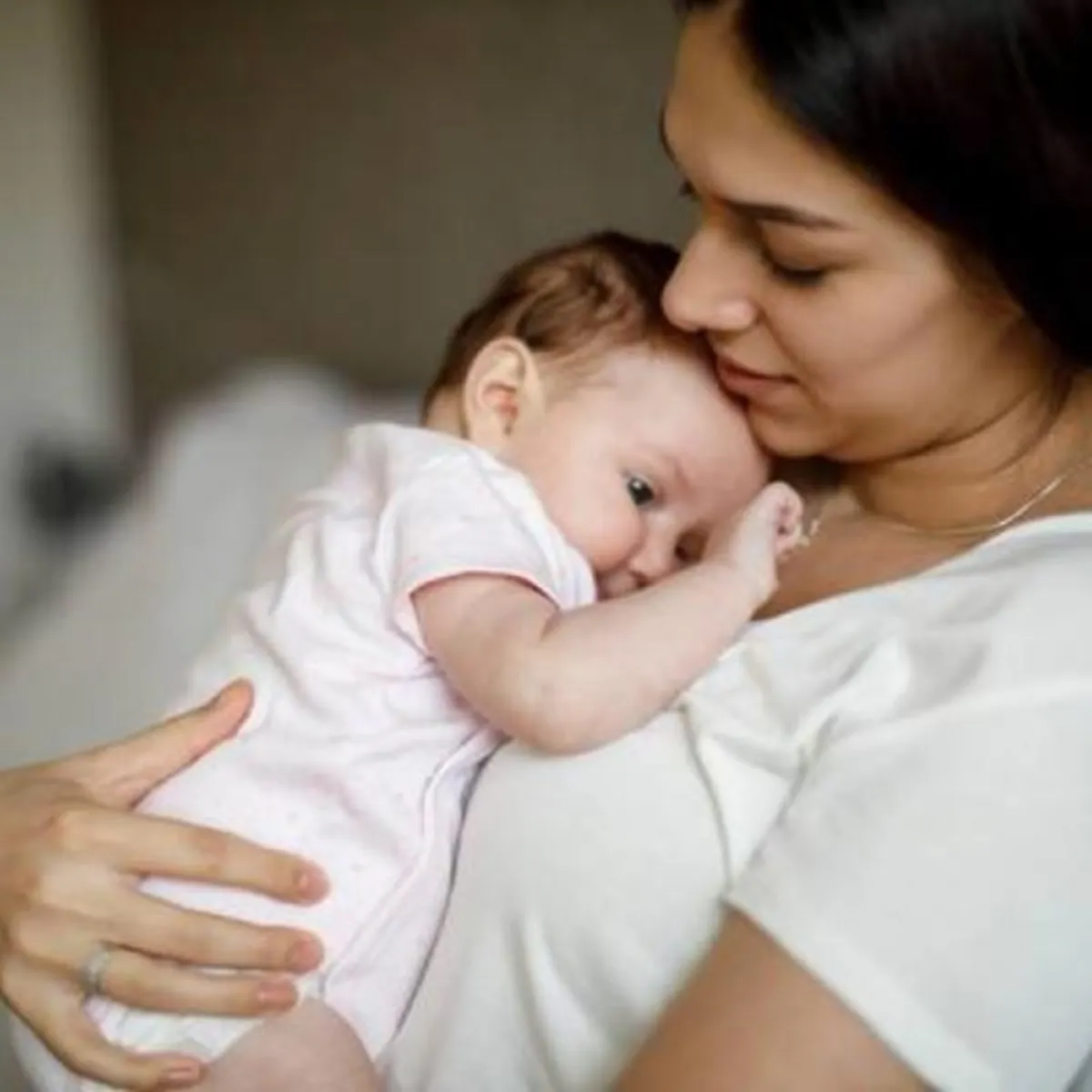 صورة لام تحتضن طفلها