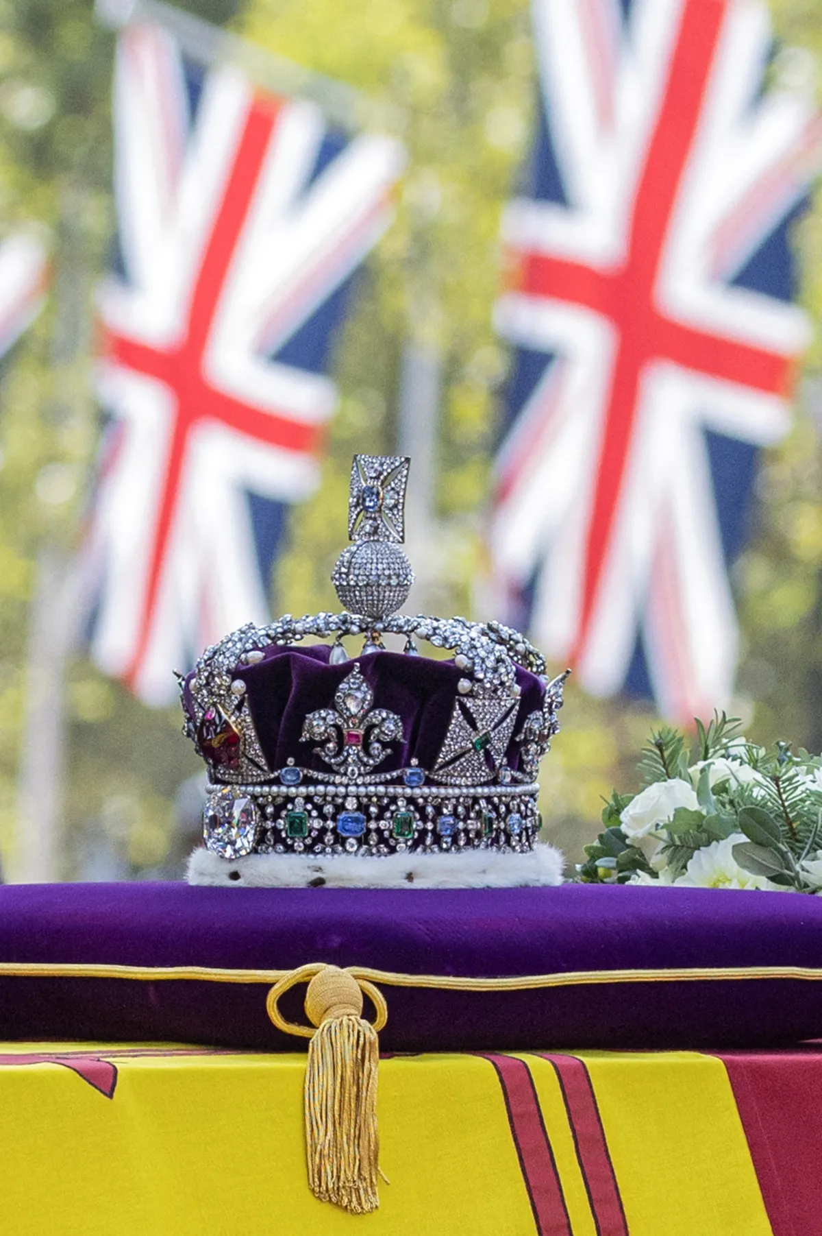The coffin of Queen Elizabeth II, adorned with a Royal Standard and the Imperial State Crown is pictured during a procession from Buckingham Palace to the Palace of Westminster, in London on September 14, 2022. Queen Elizabeth II will lie in state in Westminster Hall inside the Palace of Westminster, from Wednesday until a few hours before her funeral on Monday, with huge queues expected to file past her coffin to pay their respects. MARKO DJURICA / POOL / AFP