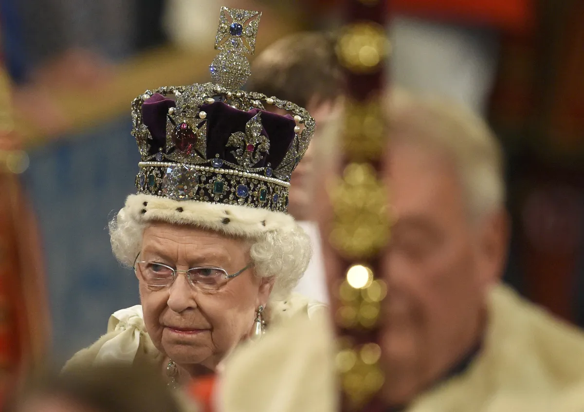 الملكة في حفل التتويجBritain's Queen Elizabeth II, wearing the Imperial Crown, walks in procession through The Royal Gallery on her way to give her speech during the ceremonial state opening of Parliament in London November 13, 2002.Adrian DENNIS / POOL / AFP