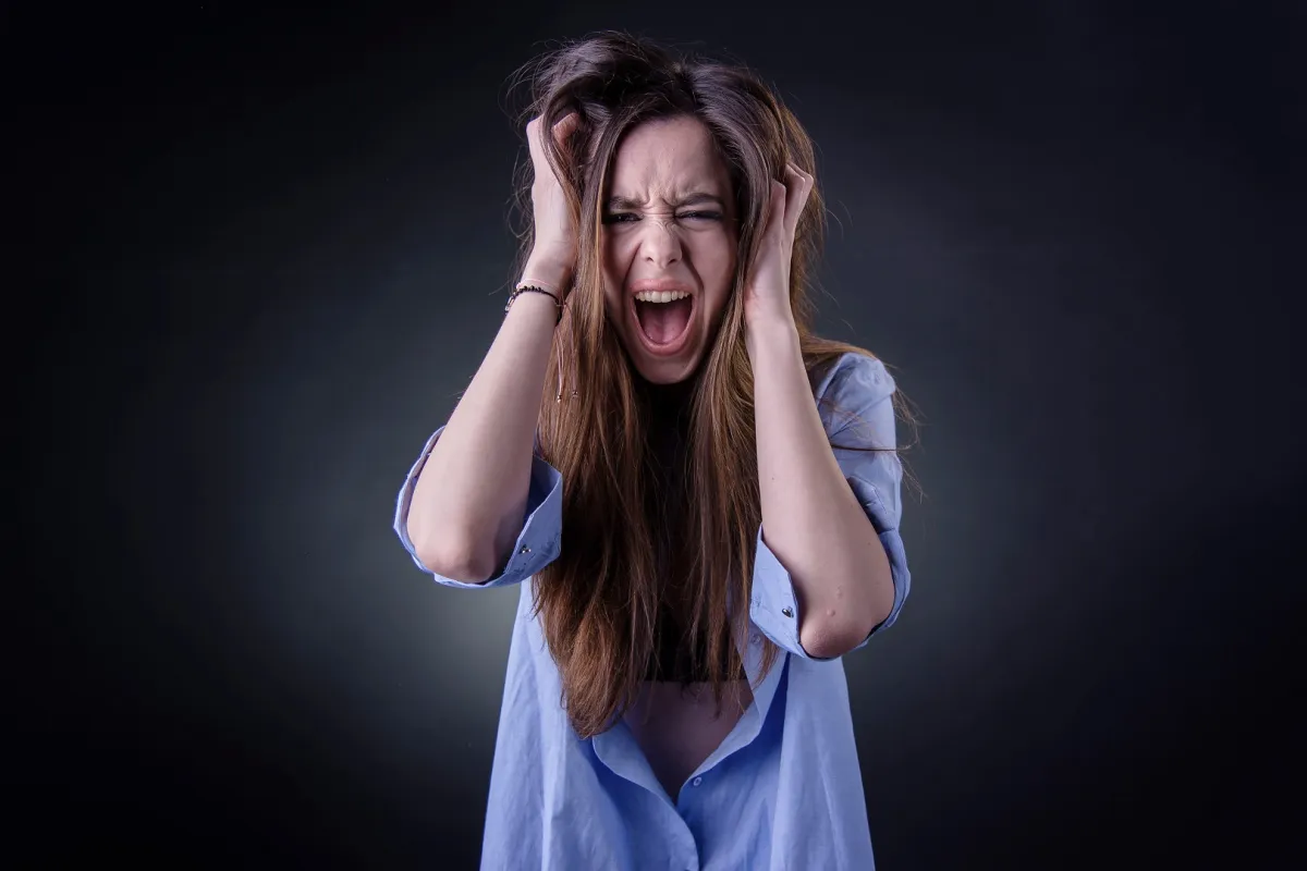 الجنون هو مصطلح يستخدمه بعض الأشخاص لوصف السلوك الذي تحركه حالات عقلية مختلة (المصدر: Adobe.Stock) 