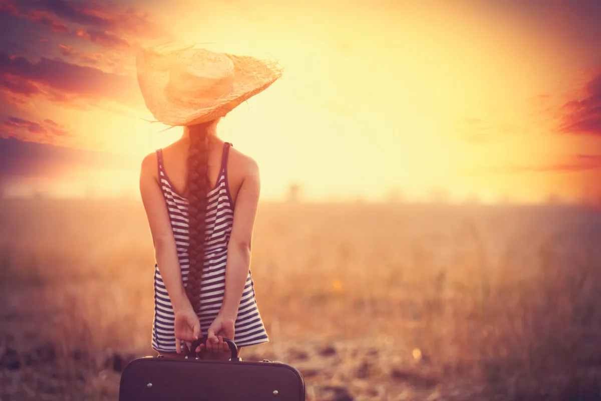 صورة فتاة تحلم بالسفر