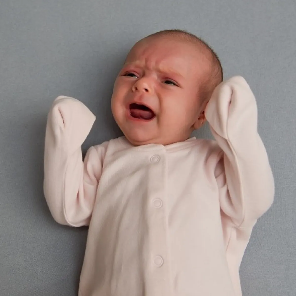 صورة لرضيع يبكي ويصرخ