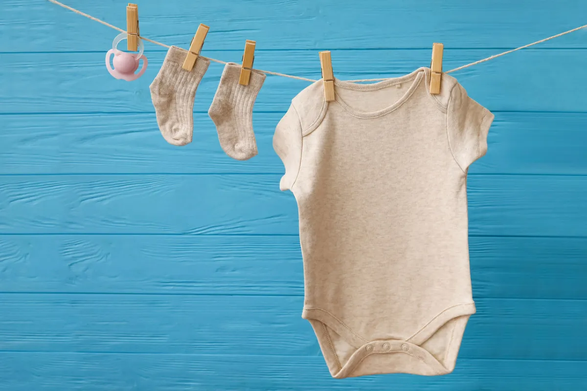 صورة لطريقة نشر ملابس لأطفال