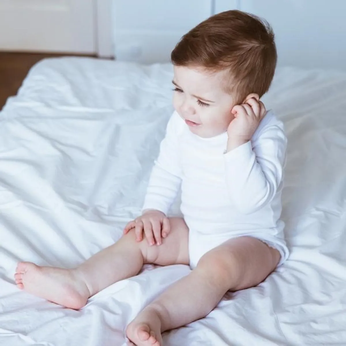 صورة لرضيع يشكومن ألم بالأذن