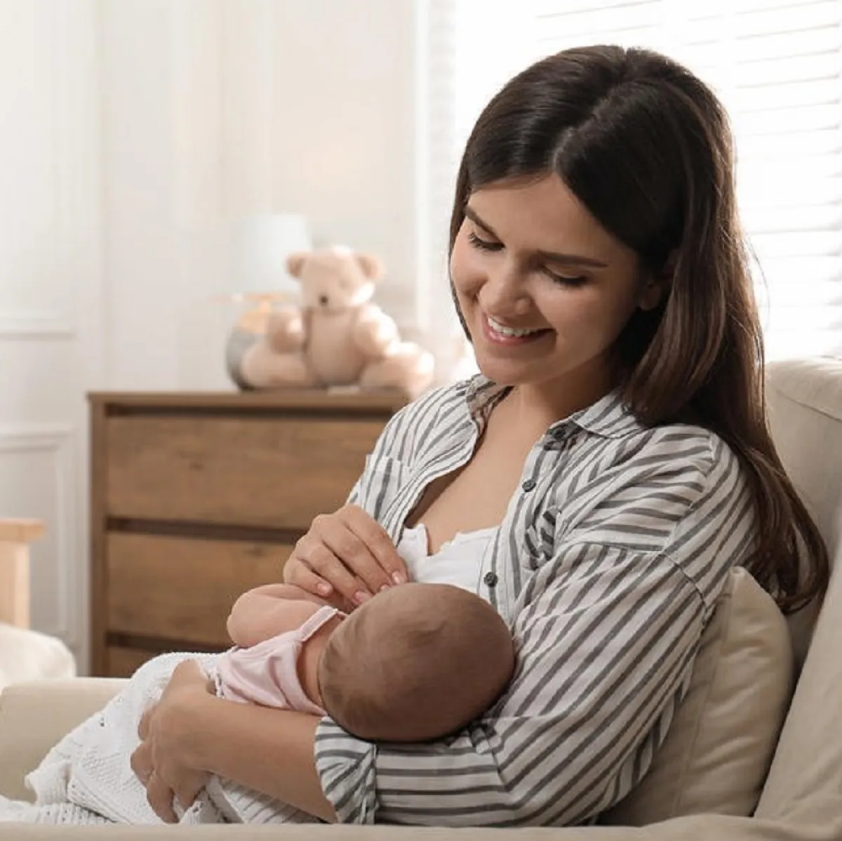 صورة لأم ترضع طفلها