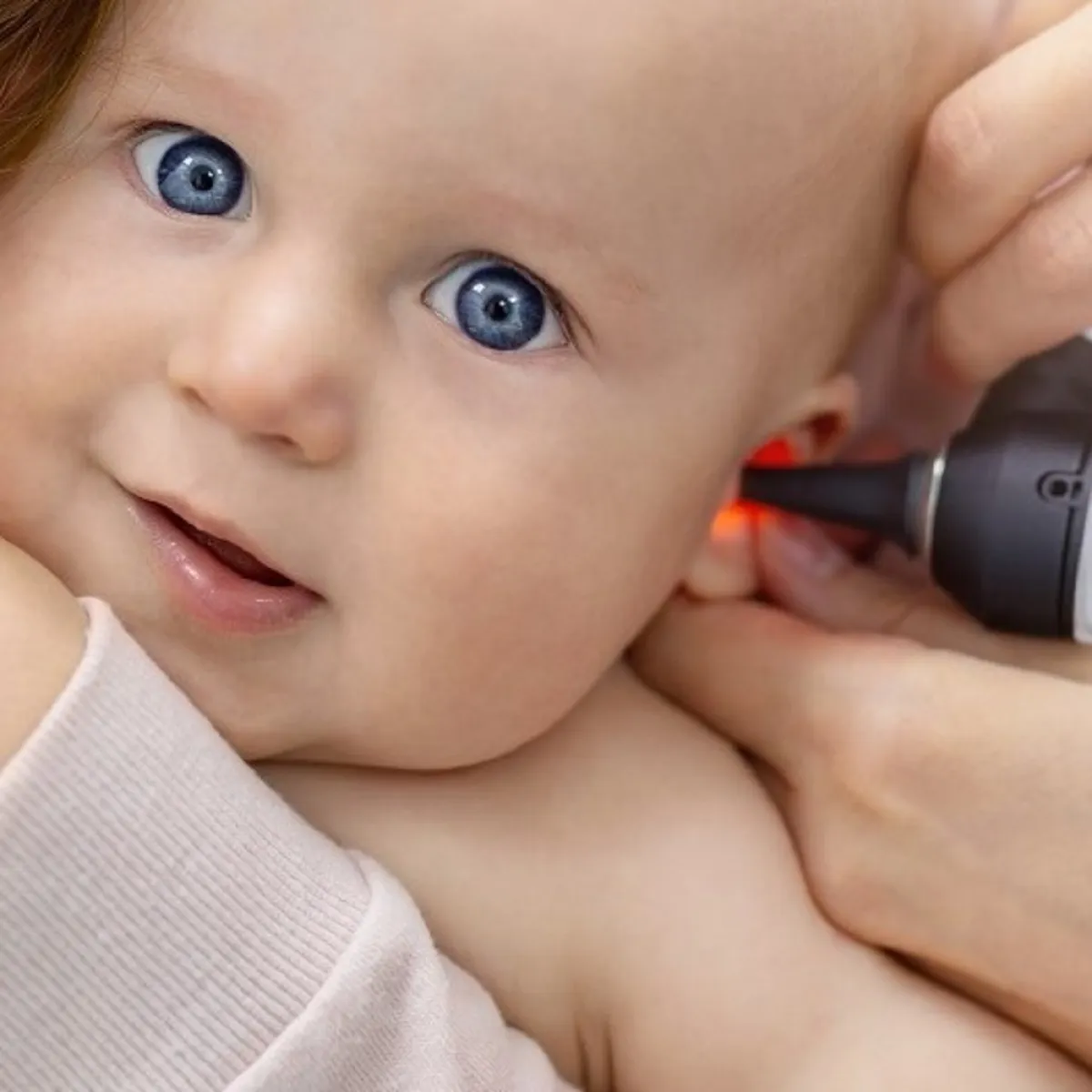 صورة لطفل يكشف على أذنه