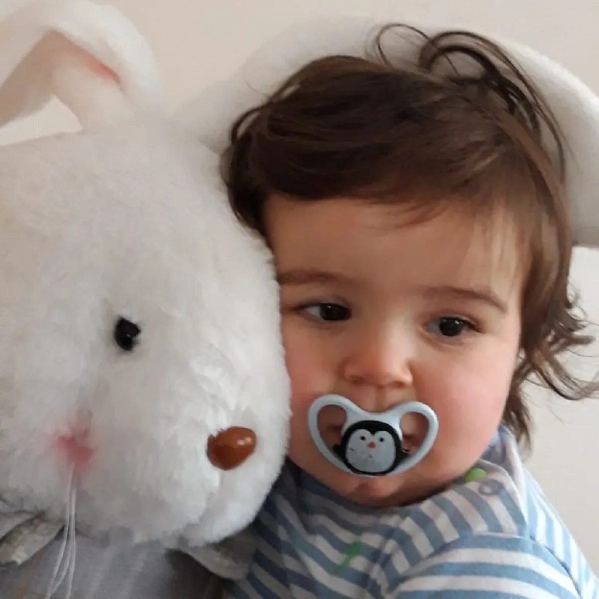 صورة لطفل  يستخدم اللهاية