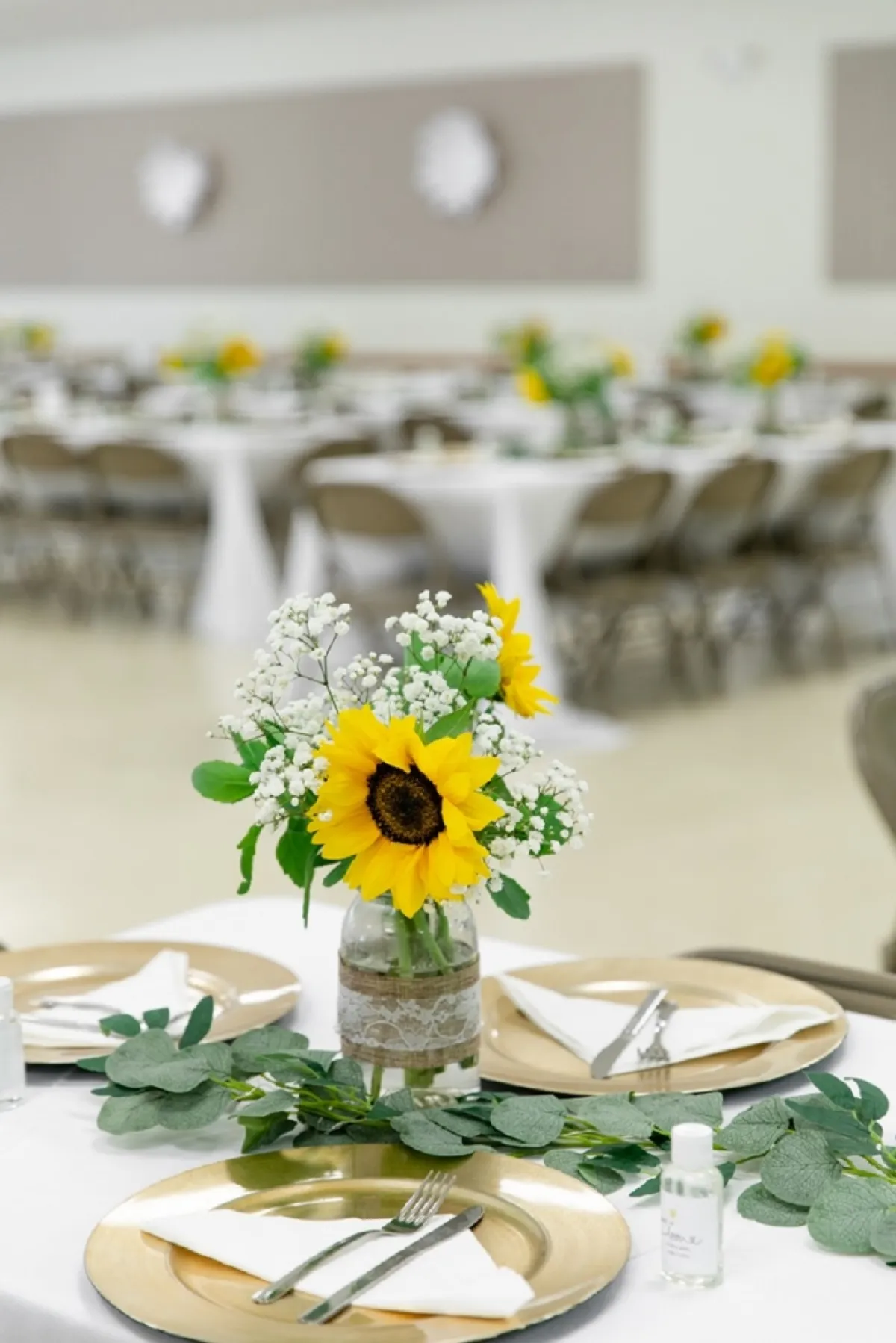 زهرة عباد الشمس تُزين طاولات المعازيم