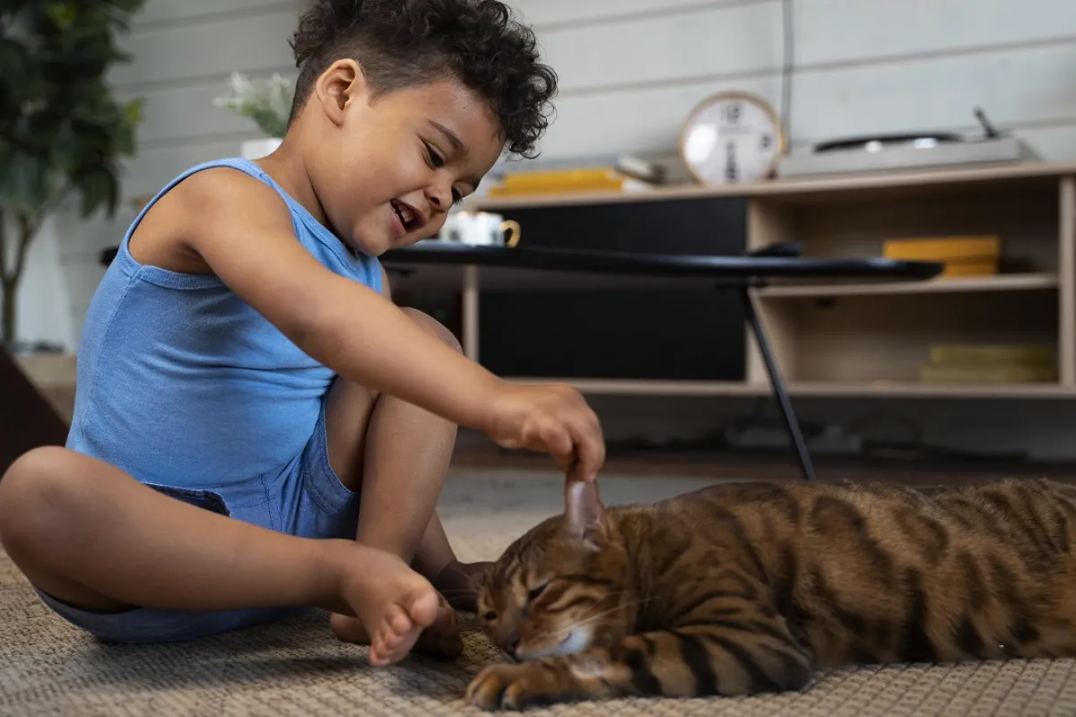 صورة لطفل يلعب مع حيوانه الأليف