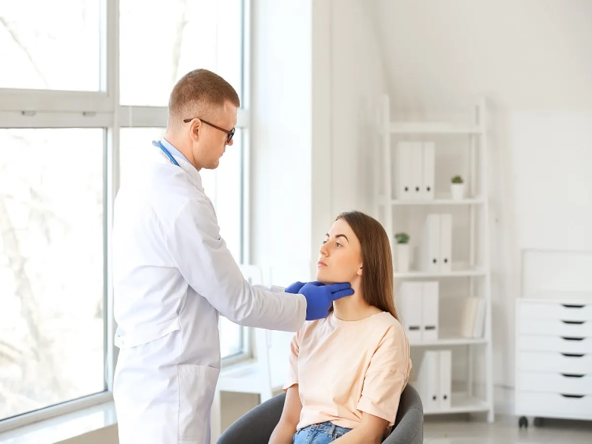 يمكن لطبيبك تشخيص النكاف من خلال الاستماع إلى الأعراض واختبار الفيروس بإجراء مسحة من الحلق أو الخد (المصدر: Adobe.Stock)