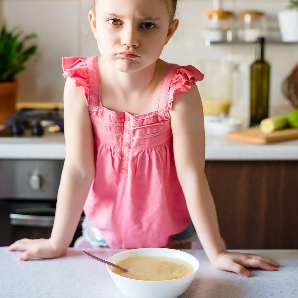 صورة لطفلة تميل لانتقاء الطعام