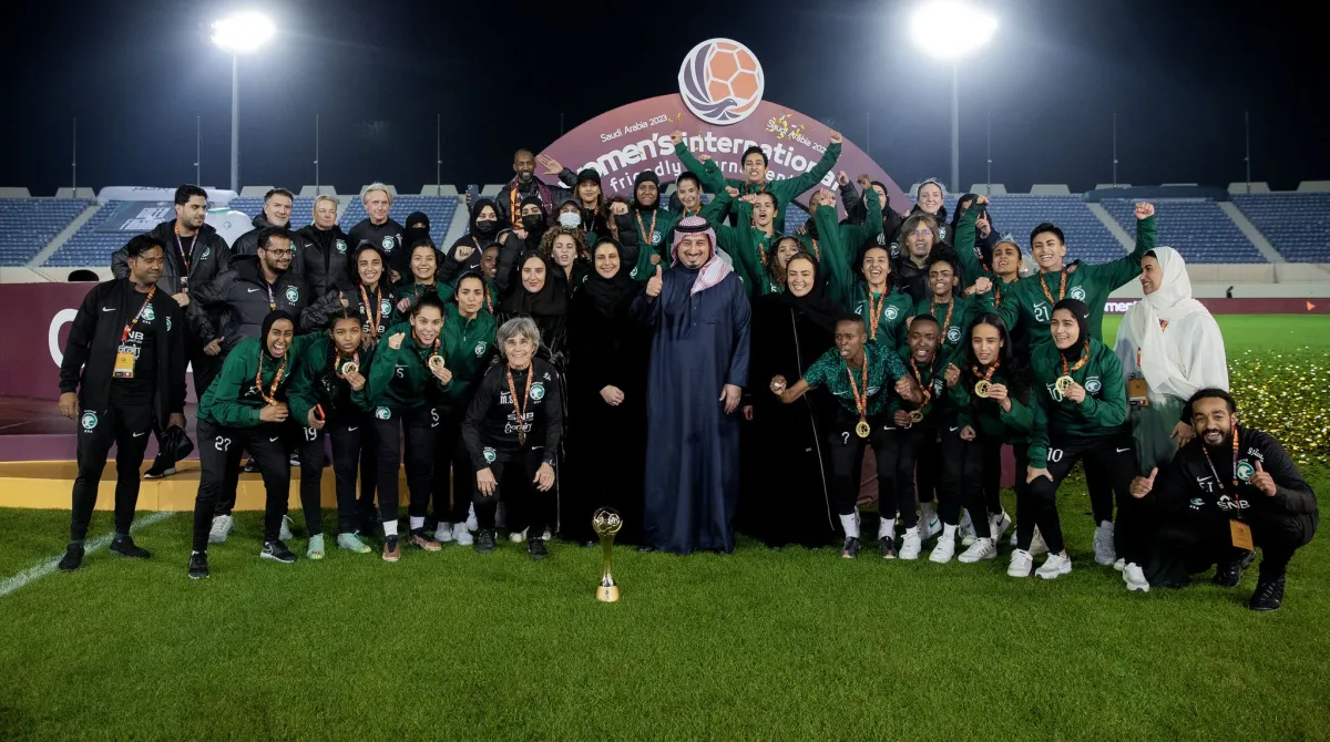 مع اللاعبات السعوديات خلال البطولة الدولية الودية للسيدات - الصورة من حسابها على تويتر