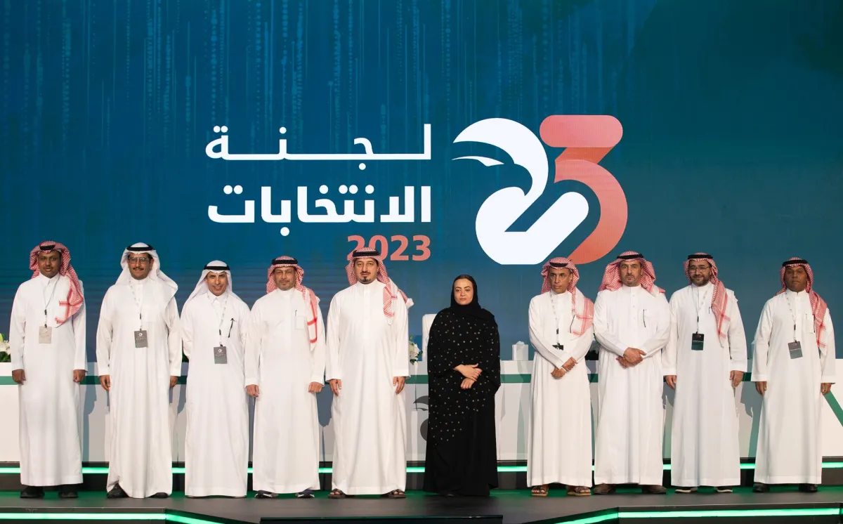 مجلس إدارة الاتحاد السعودي لكرة  القدم تتوسطه لمياء بن بهيان - الصورة من حساب الاتحاد على  تويتر 