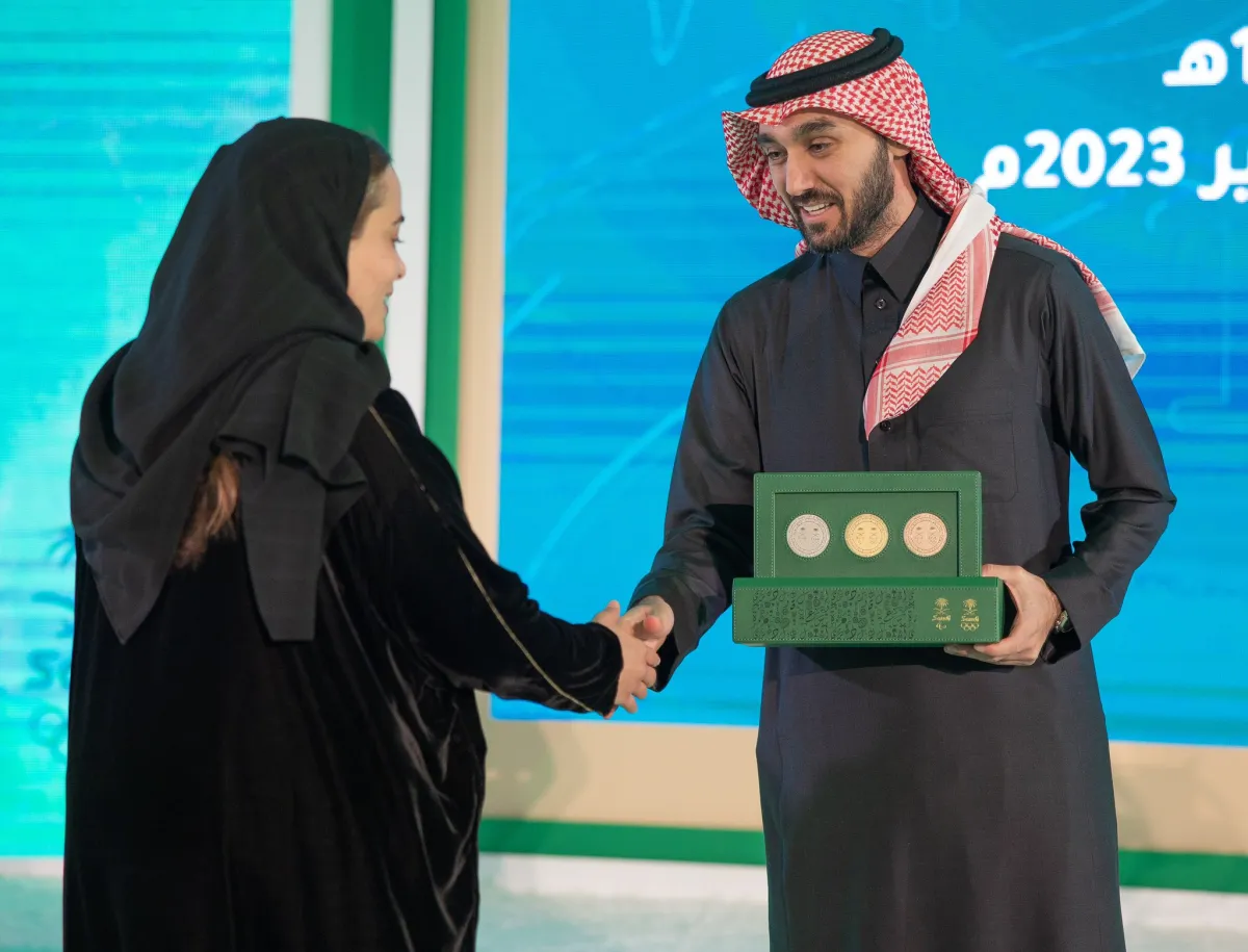 وزير الرياضة الأمير عبد العزيز بن تركي الفيصل يسلم لمياء بن بهيان جائزة رياضة المرأة 2022 - الصورة من حسابها على تويتر