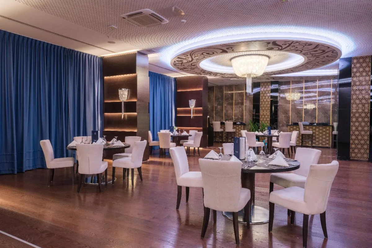لقطة لأحد المطاعم في فندق ملاك ريجنسي