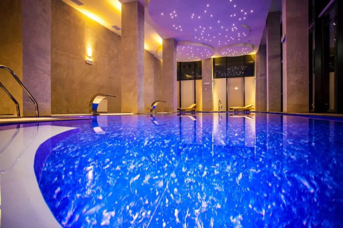 مسبح داخلي في فندق ملاك ريجنسي