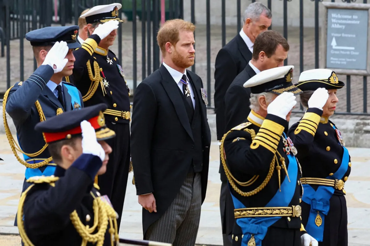 Britain's Prince Harry (C), Duke of Sussex, stands next to Britain's King Charles III (2nd R), Britain's Princess Anne, Princess Royal, and Britain's Prince William (L), Prince of Wales, as they salute in London on September 19, 2022, for the State Funeral Service for Britain's Queen Elizabeth II. HANNAH MCKAY / POOL / AFP