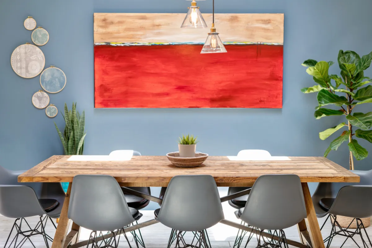 الأحمر يرمز إلى القوة والرخاء