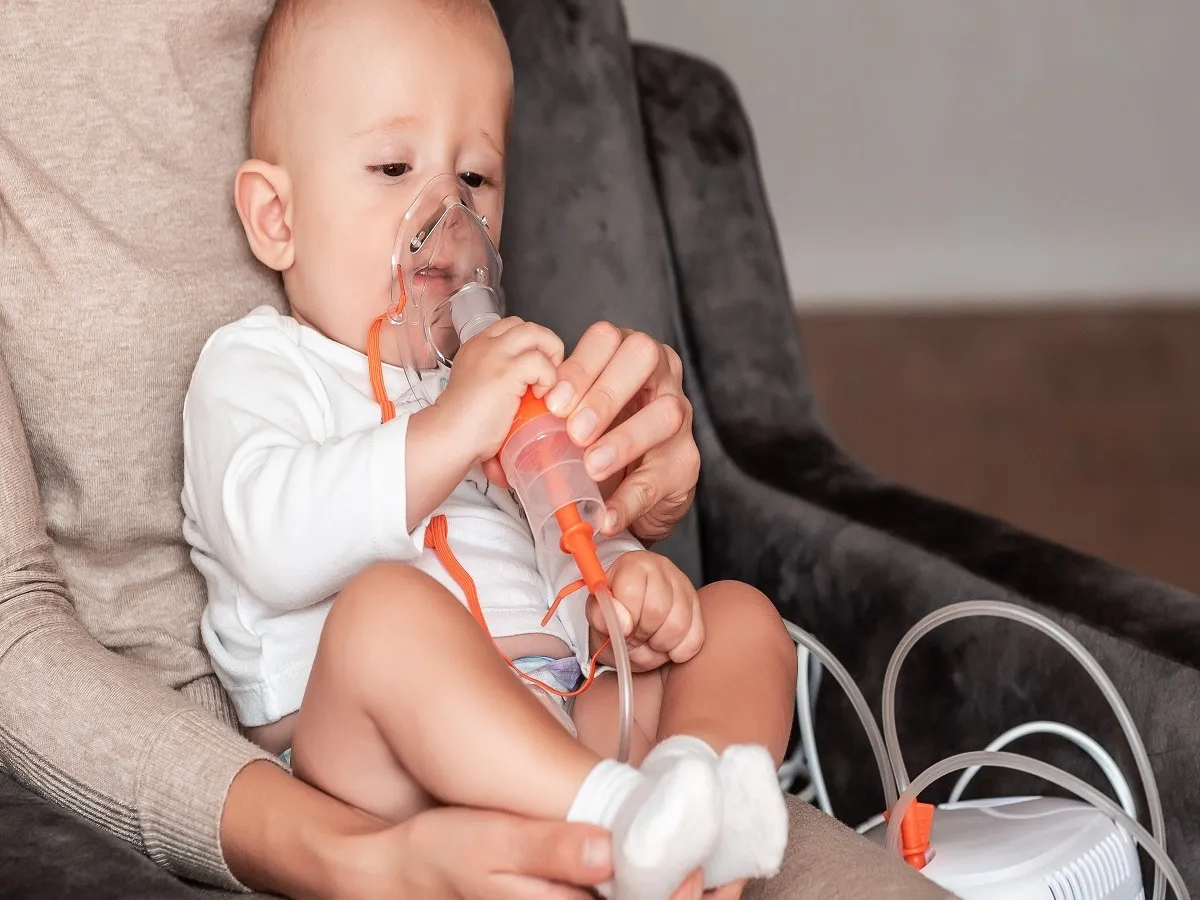 صورة لطفل رضيع يضع جهاز التنفس