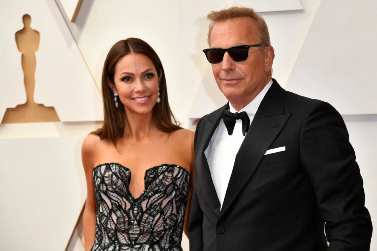 Kevin Costner(R) and his wife Christine Baumgartner attend the 94th Oscars at the Dolby Theatre in Hollywood, California on March 27, 2022. ANGELA WEISS / AFP