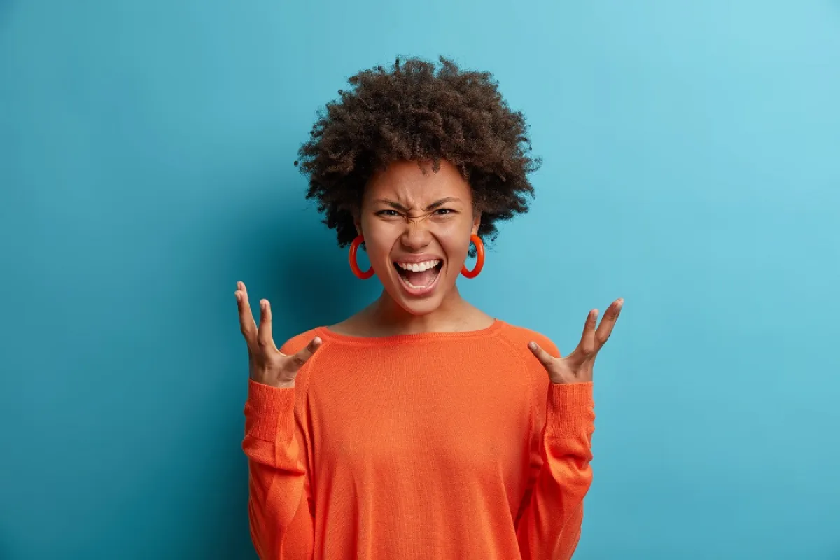 صورة لأم تصرخ