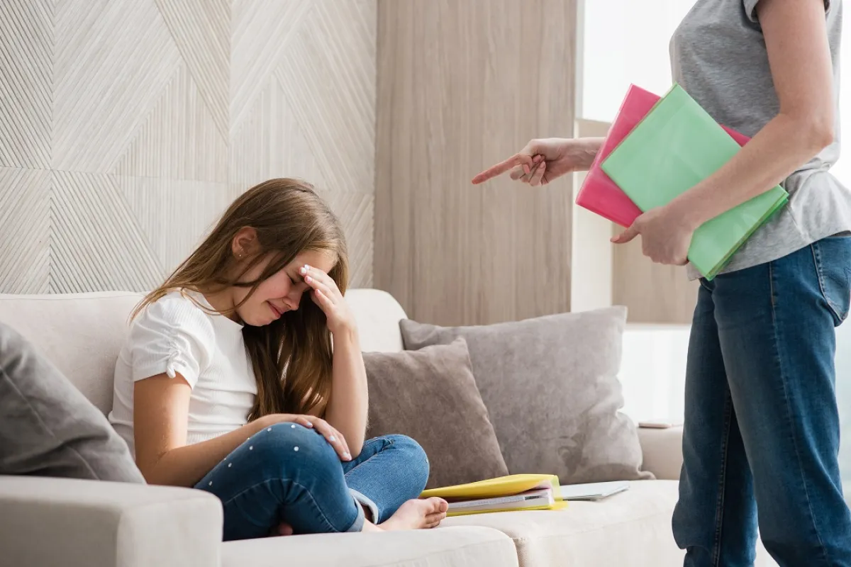 صورة لأم تعاتب طفلتها