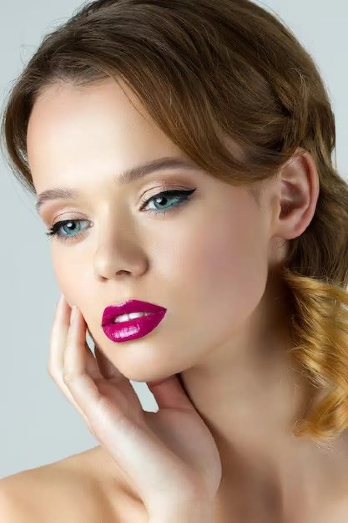 تطبيق مكياج لفستان أسود