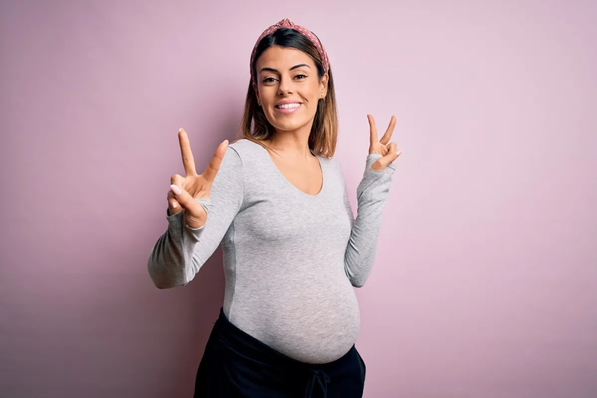 صورة لحامل بكر فرحة بقرب الولادة 