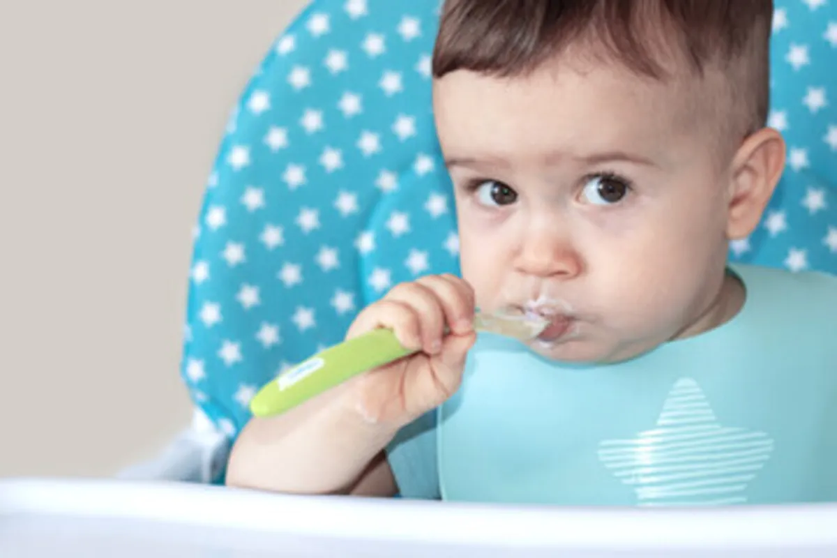 صورة لرضيع يتناول اللبن