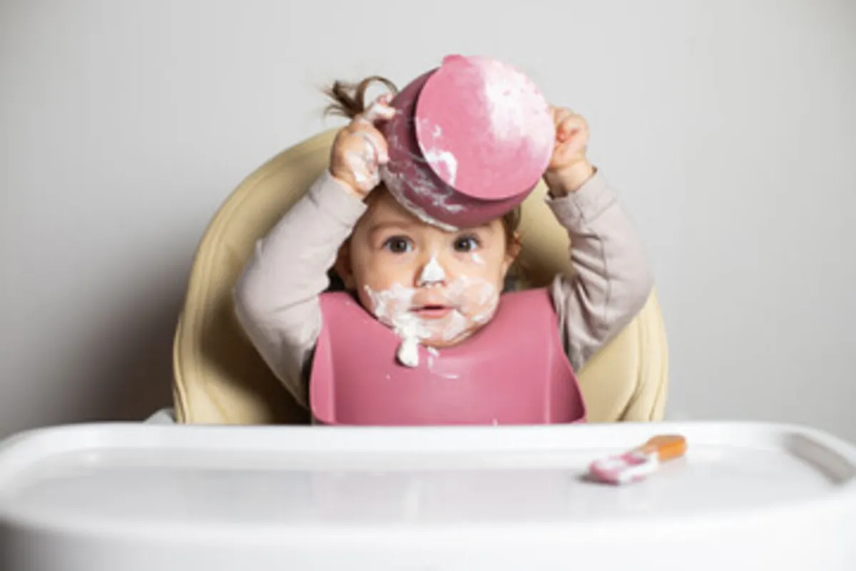 صورة تعبر عن اقبال الرضع على اللبن الزبادي