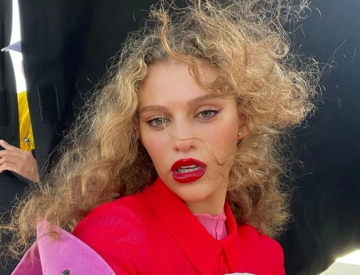 أجمل تسريحات إليانا لصاحبات الشعر الكيرلي الكثيف