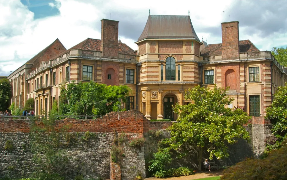 لقطة خارجية لقصر «إلثام»