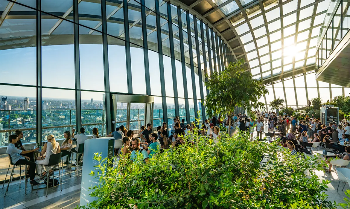 إطلالات جذابة لأفق المدينة من «سكاي غاردن»