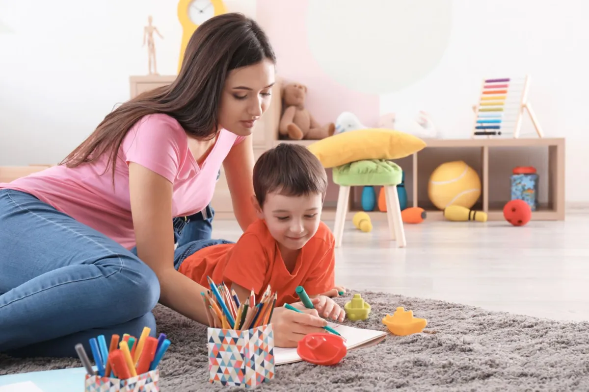 صورة لمربية مع طفل