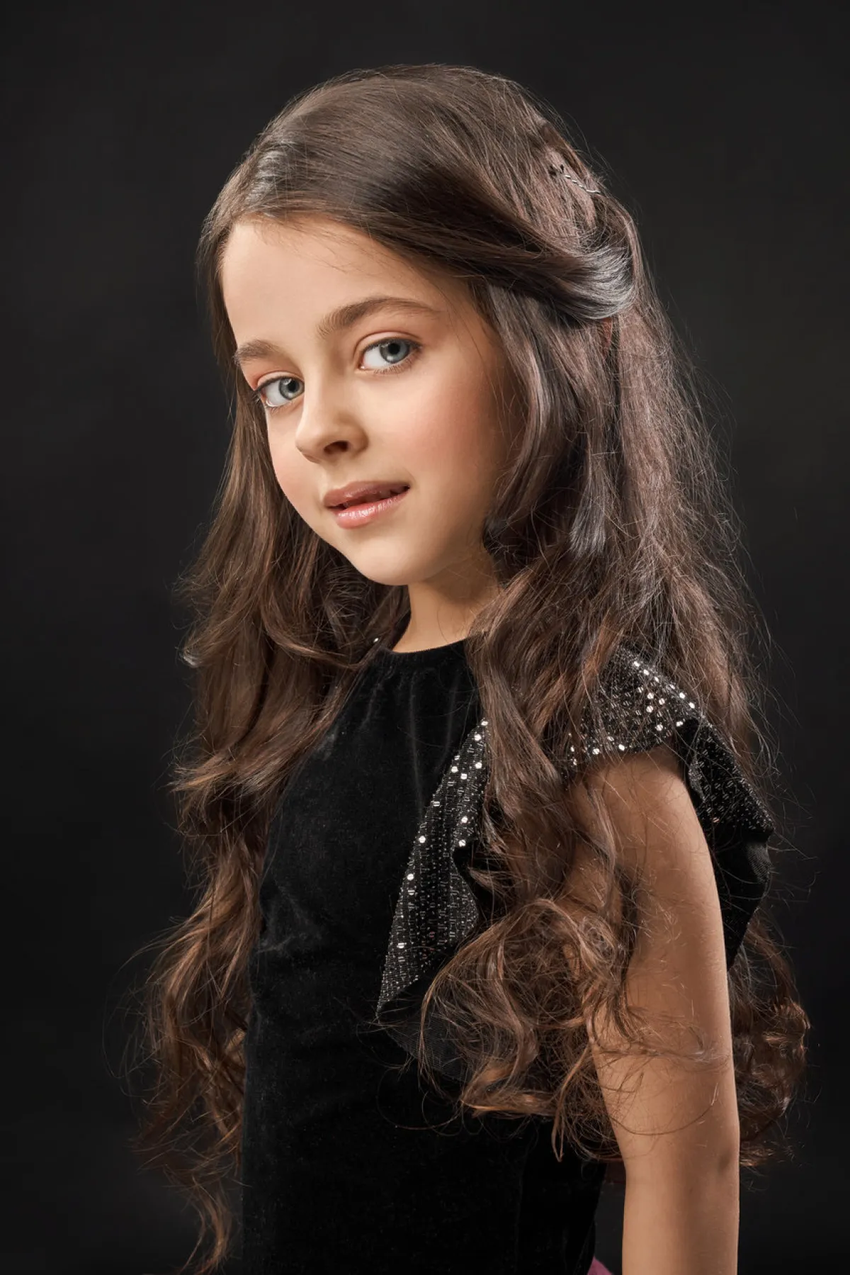 صورة لفتاة تجسد الشموخ