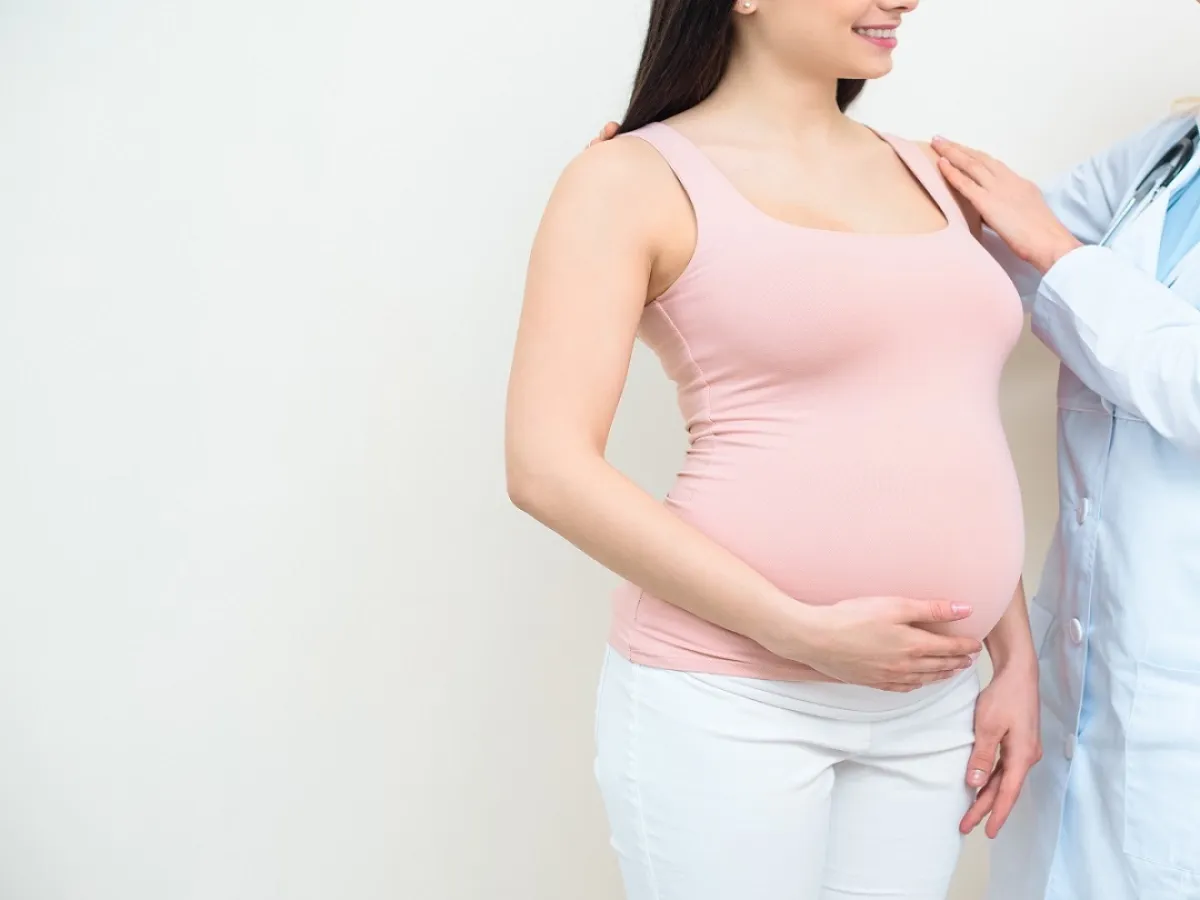 صورة لطبيب يفحص امرأة حامل