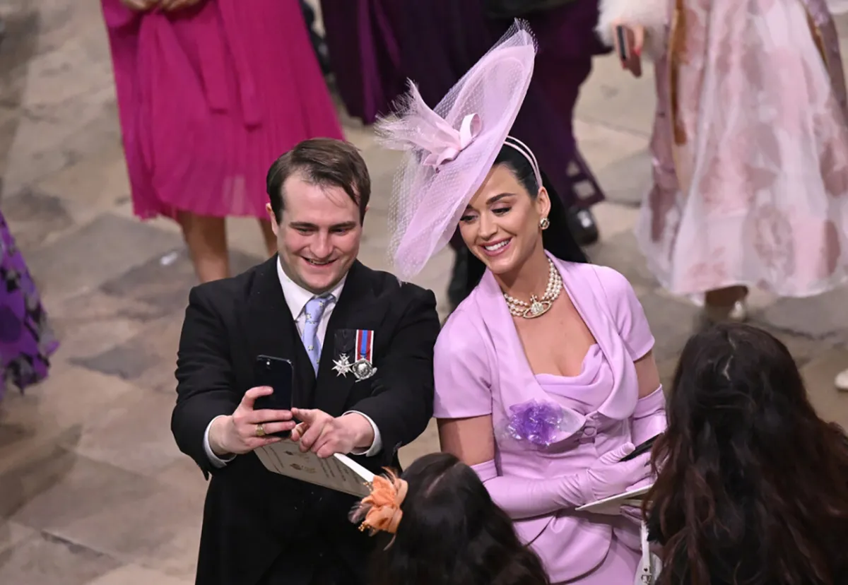  Katy Perry takes selfie photos with guests at Westminster Abbey in central London on May 6, 2023, during the coronations of Britain's King Charles III and Britain's Camilla, Queen Consort.  Gareth Cattermole / POOL / AFP