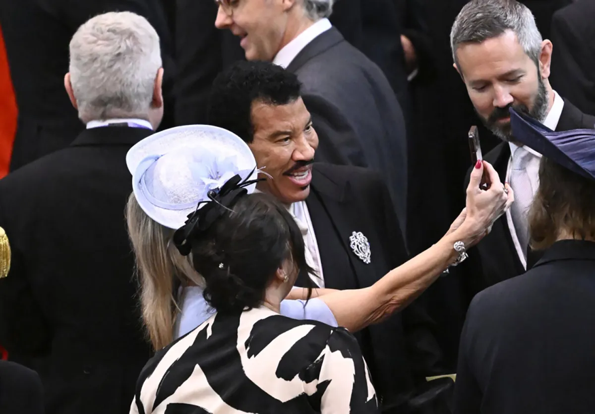 Lionel Richie (centre) arrives at Westminster Abbey in central London on May 6, 2023, ahead of the coronations of Britain's King Charles III and Britain's Camilla, Queen Consort.  Gareth Cattermole / POOL / AFP